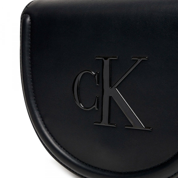 satteltasche-mit-eingraviertem-monogramm
