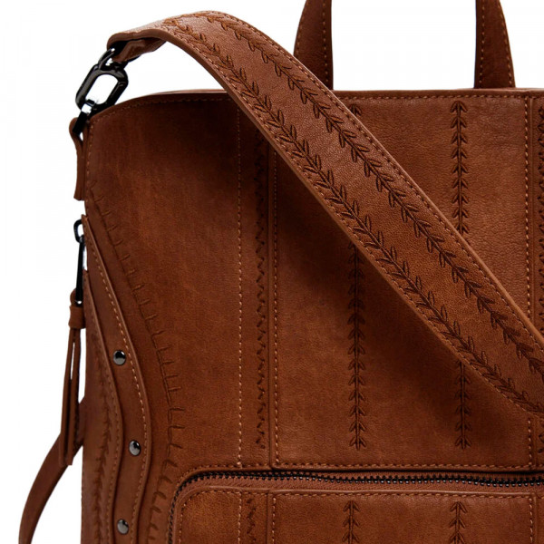 mochila-pequena-de-couro-com-efeito-patch