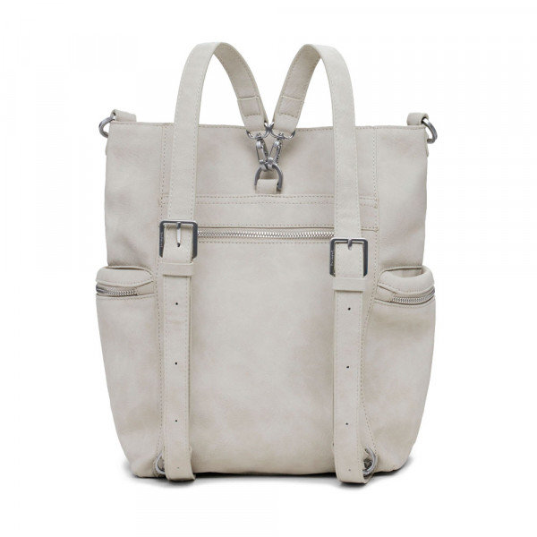 grosser-rucksack-mit-logo-in-lederoptik