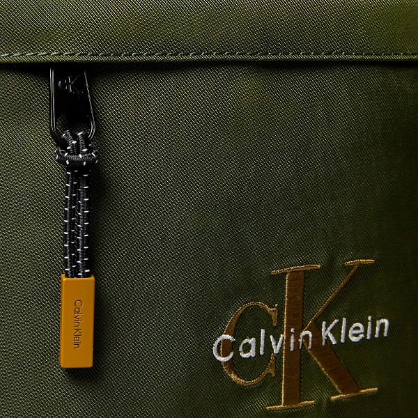 borsa-piatta-in-nylon-con-logo-monogramma