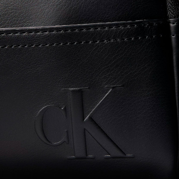 borsa-a-tracolla-con-logo-monogramma-inciso
