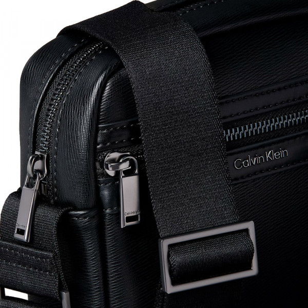textured-zippered-reporter-bag