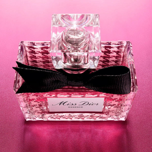 essencia-de-perfume-notas-cristalizadas-florais-e-amadeiradas