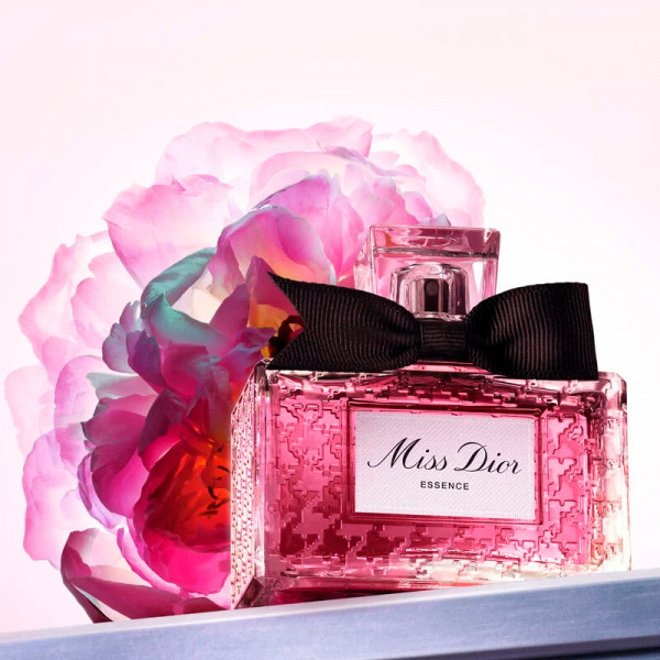 essenza-di-profumo-note-candite-floreali-e-legnose