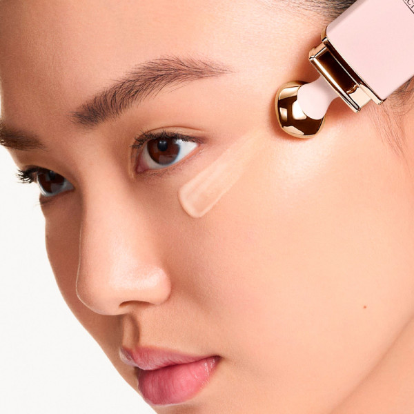 dior-prestige-le-micro-serum-de-rose-yeux-activated-enestaende-regenererende-mikronaeringsstof-ojenkonturserum
