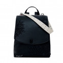 Kleiner Rucksack mit gravierter Klappe