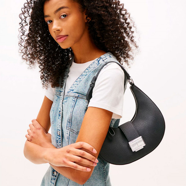 bolso-hobo-con-broche-de-giro-y-logo