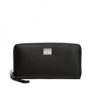 cartera-con-insignia-y-cremallera