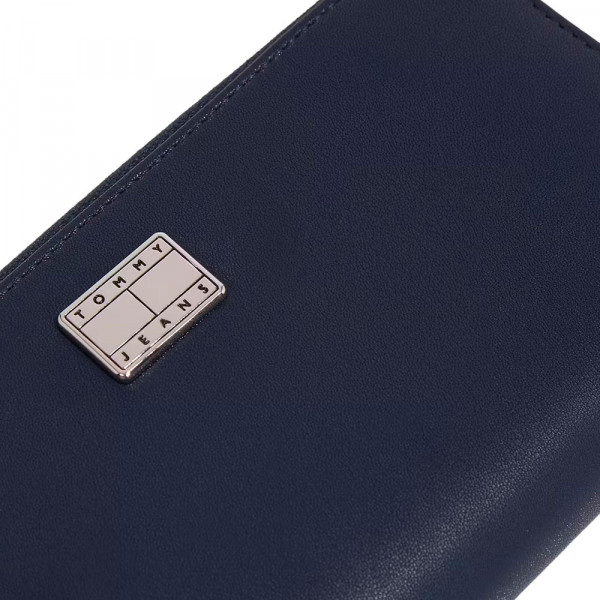 cartera-con-insignia-y-cremallera