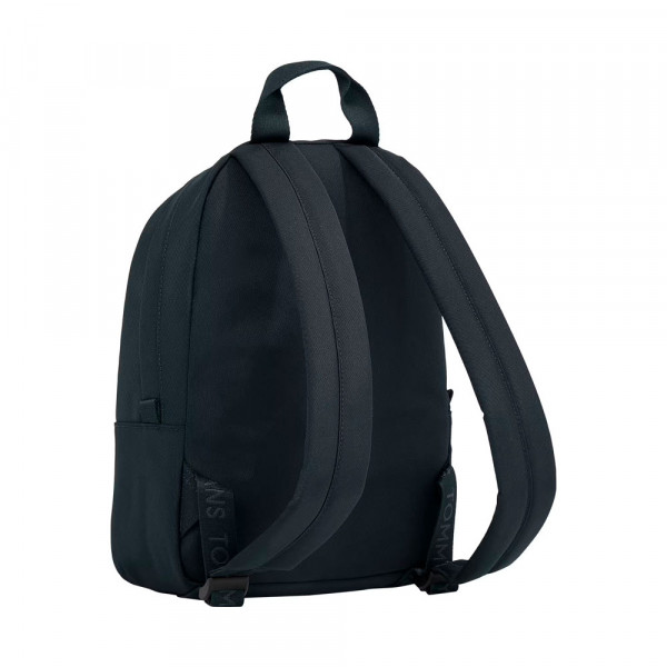 mochila-essential-con-parche-del-logo
