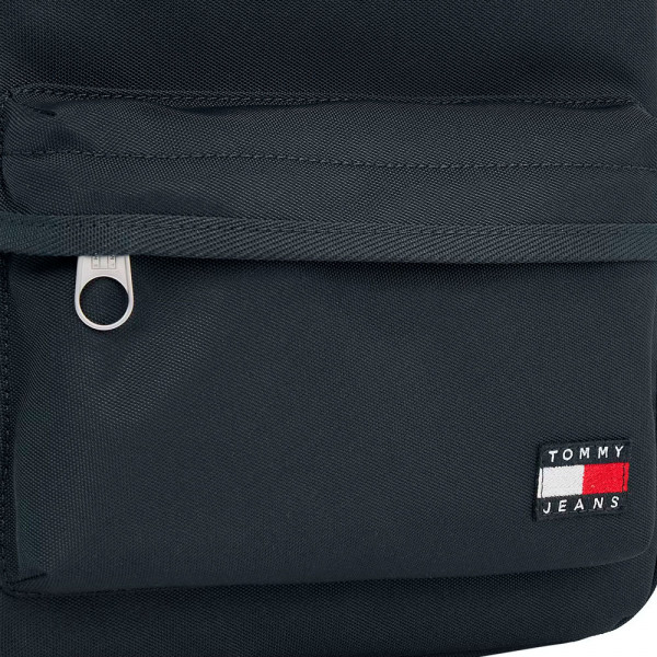 mochila-essential-con-parche-del-logo