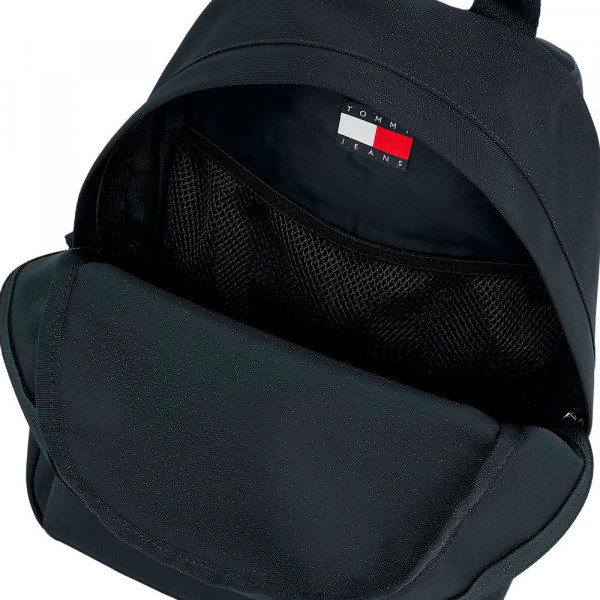 mochila-essential-con-parche-del-logo