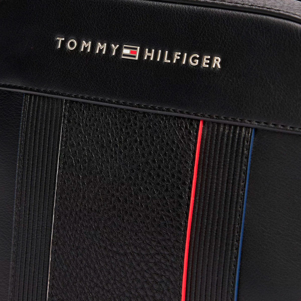 reporter-bag-with-a-mix-of-textures