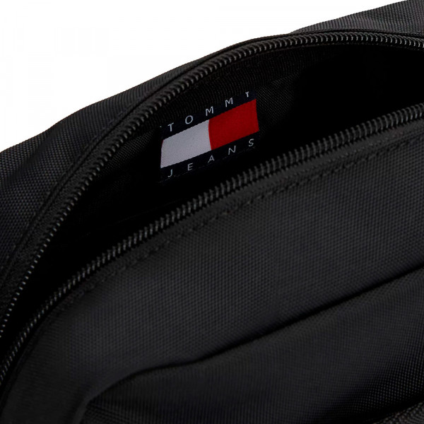 neceser-essential-con-logo