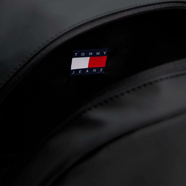 essential-rucksack-mit-logo