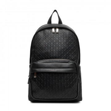 mochila-con-monograma-grabado-en-todo-el-articulo