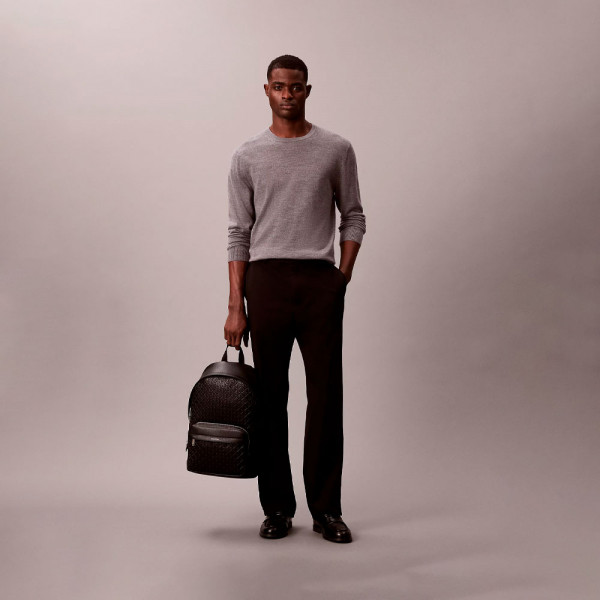 sac-a-dos-avec-monogramme-grave-partout