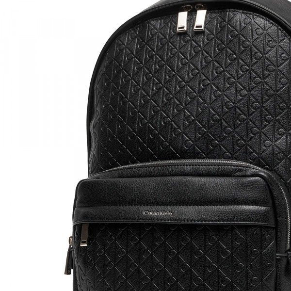 sac-a-dos-avec-monogramme-grave-partout