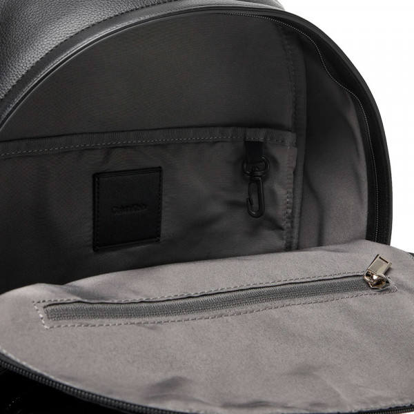sac-a-dos-avec-monogramme-grave-partout