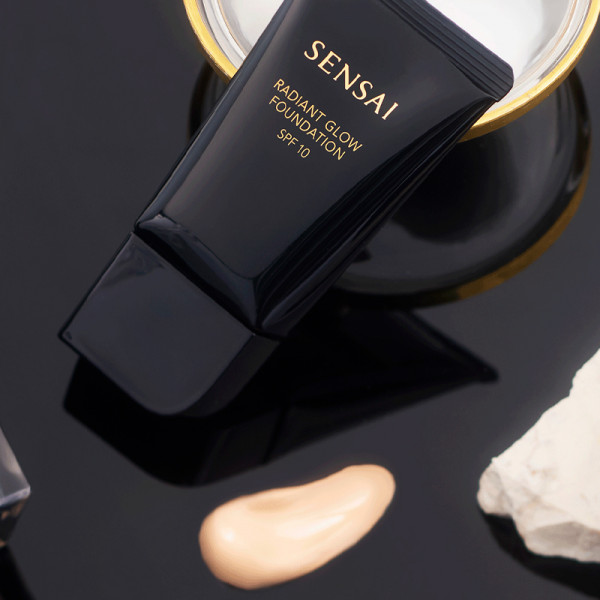 radiant-glow-foundation-spf10-sminkbas