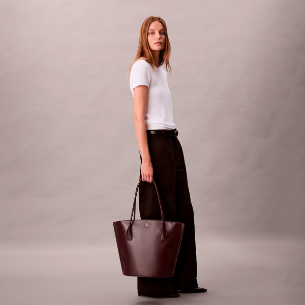 bolso-tote-con-herraje-con-logo-monograma