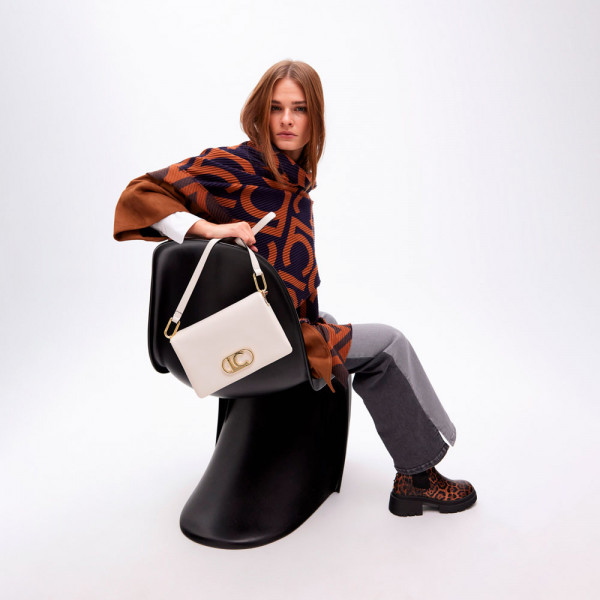 bolsa-de-ombro-com-tres-compartimentos-e-aba
