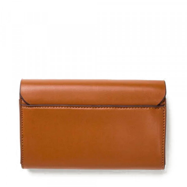 cartera-con-monograma-en-relieve