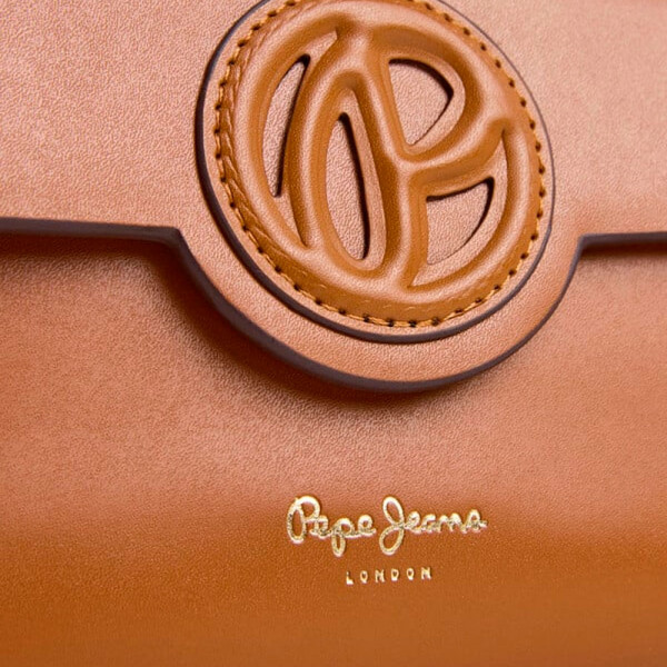 brieftasche-mit-gepragtem-monogramm