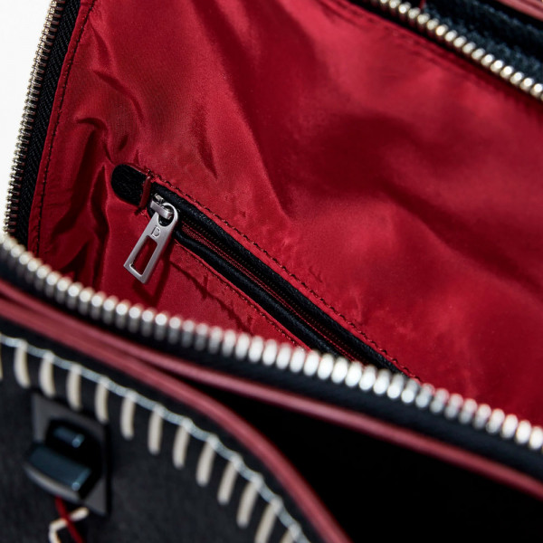 grosser-rucksack-mit-nahten-in-lederoptik