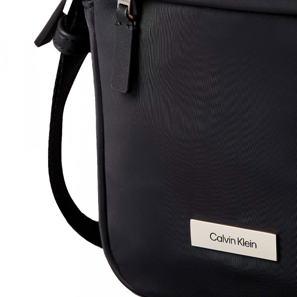 reportertasche-aus-mattem-nylon