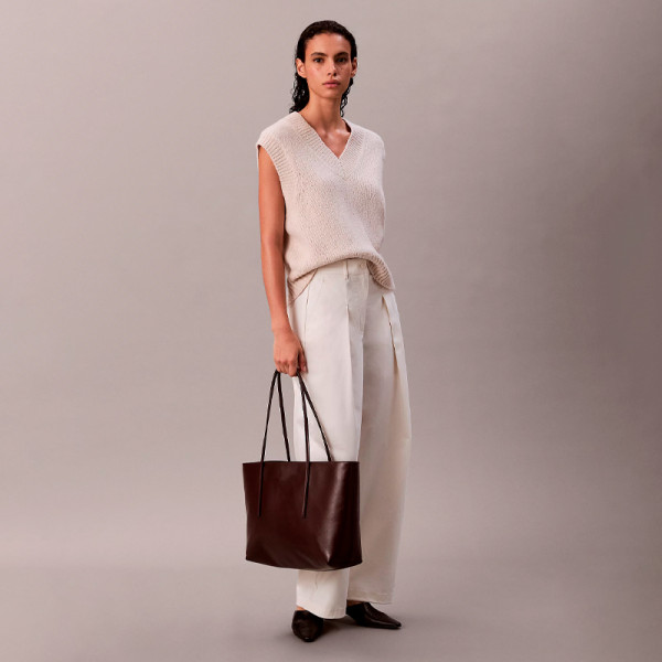 sac-fourre-tout-avec-logo-monogramme-et-pochette sac-fourre-tout-avec-logo-monogramme-et-pochette