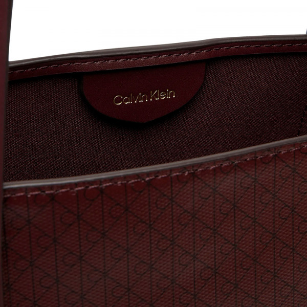 petit-sac-fourre-tout-avec-logo-monogramme-et-pochette petit-sac-fourre-tout-avec-logo-monogramme-et-pochette