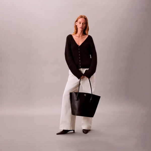 bolso-tote-con-herraje-con-logo-monograma bolso-tote-con-herraje-con-logo-monograma