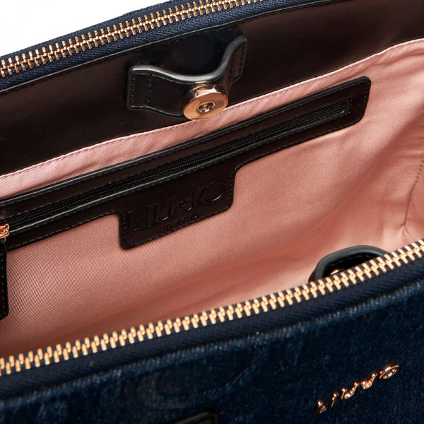 mittelgrosse-tragetasche-aus-denim mittelgrosse-tragetasche-aus-denim