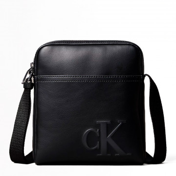 reportertasche-mit-eingraviertem-monogramm-logo reportertasche-mit-eingraviertem-monogramm-logo