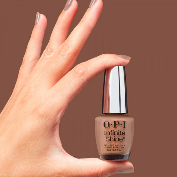 mignonne-en-survetement-is-vernis-a-ongles