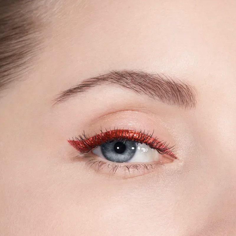 le-liner-de-chanel-bardzo-precyzyjny-trwaly-i-wodoodporny-eyeliner-w-plynie