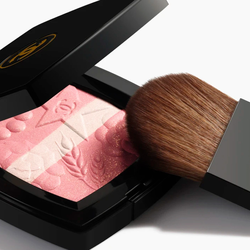 les-signes-de-chanel-blush-em-po-iluminador