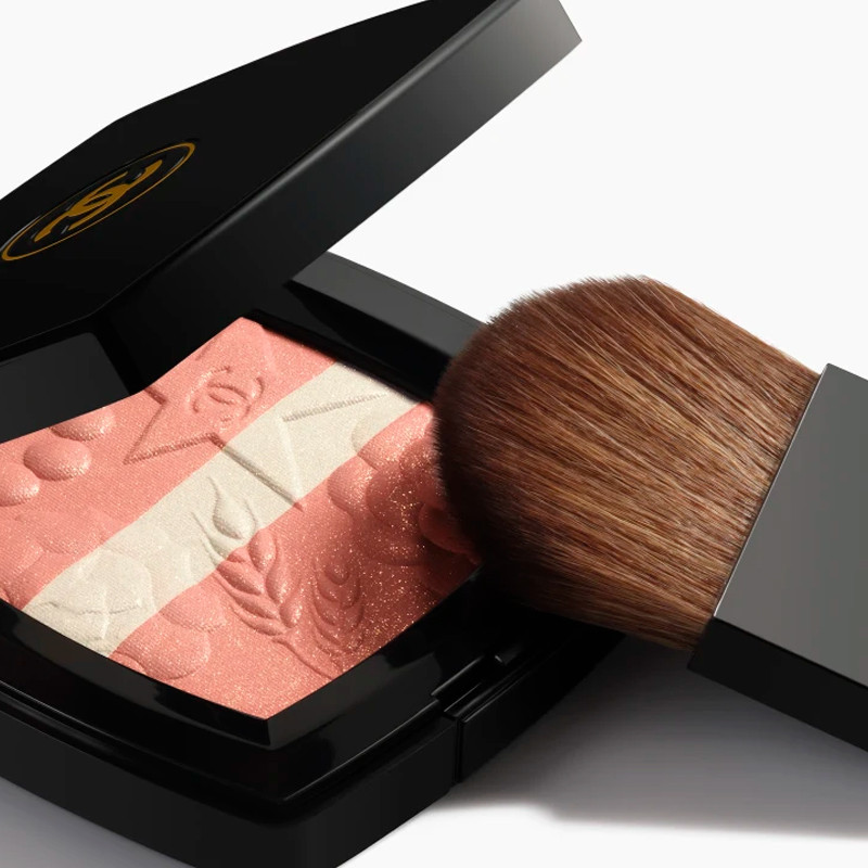les-signes-de-chanel-blush-em-po-iluminador