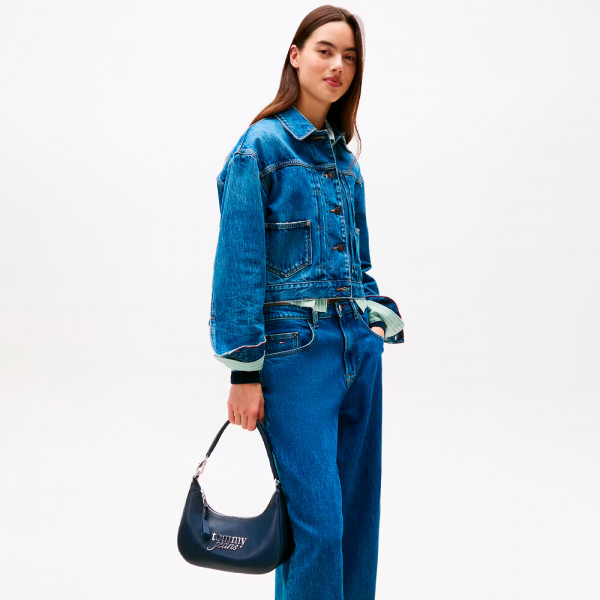 sac-a-bandouliere-avec-logo-metallique