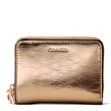 cartera-con-cremallera-y-monograma-metalico