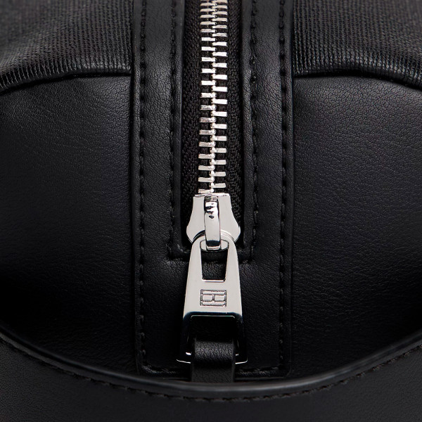 modern-toiletry-bag-with-metallic-logo