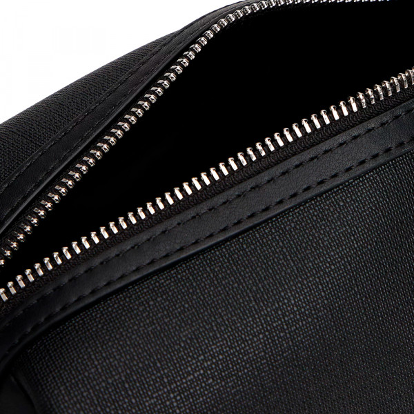 modern-toiletry-bag-with-metallic-logo