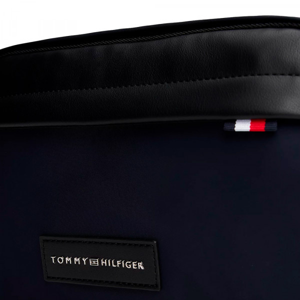 borsa-da-toilette-con-toppa-con-logo-in-metallo