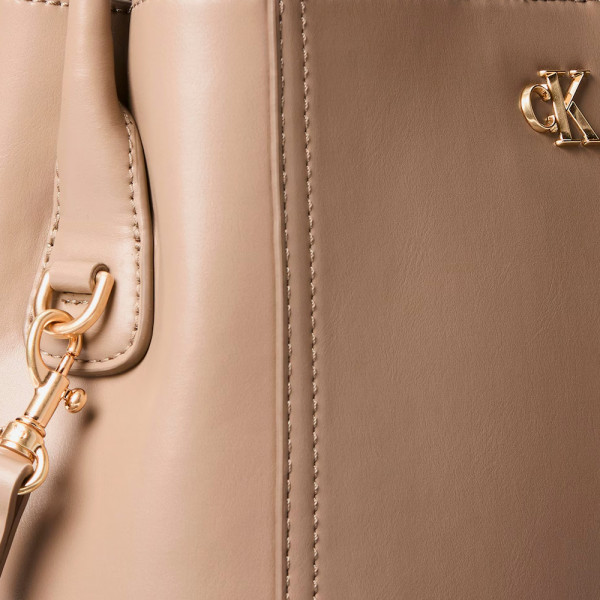 beuteltasche-mit-monogramm-logo-und-beschlagen