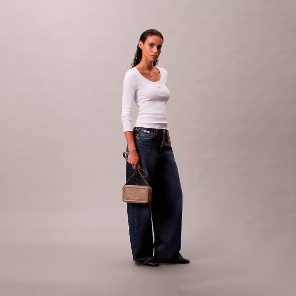 borsa-per-macchina-fotografica-con-monogramma-in-evidenza