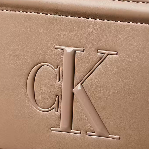 bolsa-para-camara-con-monograma-destacado