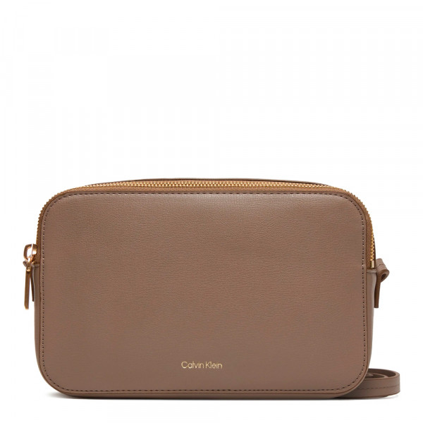 bolsa-transversal-com-logotipo-metalico