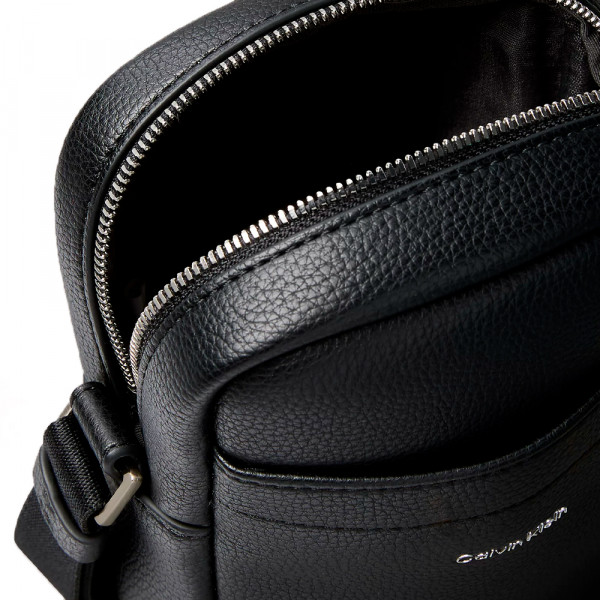 bolso-de-reportero-slim-con-placa-de-logo-elevado