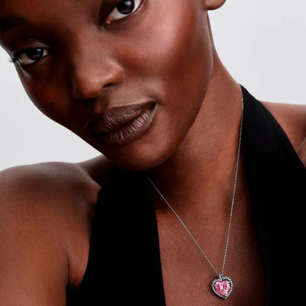 halskette-mit-rosa-herzanhanger